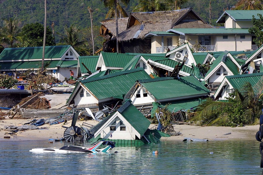 Casas desabaram na costa das ilhas Phi Phi, na Tailândia, após o tsunami atingir a costa de 14 países do Sudeste Asiático