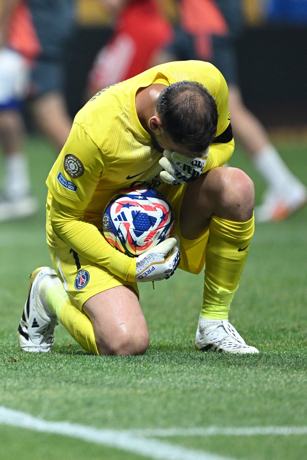 Donnaruma, do PSG, se lamenta após lance que resultou na lesão de Musiala — Foto: PATRICIA DE MELO MOREIRA / AFP