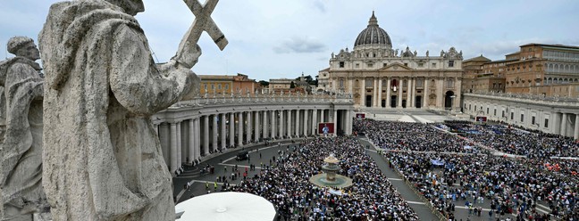 Papa Leão XIV conduz a oração do Regina Caeli, no Vaticano, em 11 de maio de 2025 — Foto: Alberto PIZZOLI / AFP