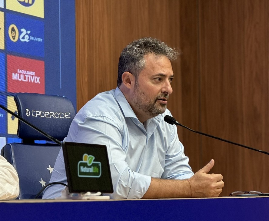 Alexandre Mattos reclamou da arbitragem no clássico contra o Atlético-MG