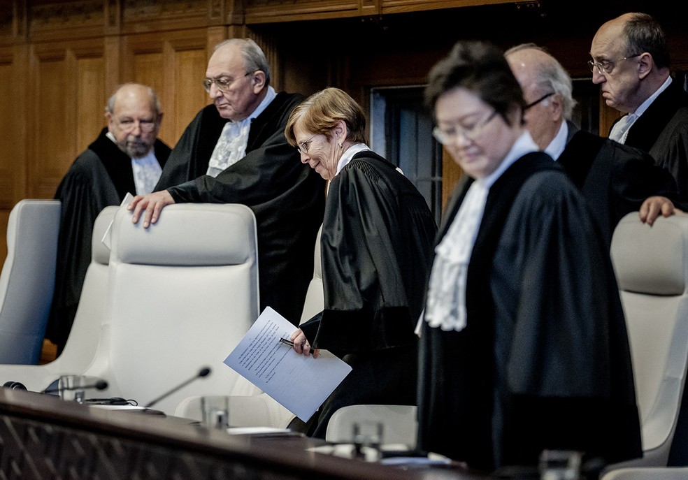 Presidente da CIJ, Joan Donoghue (C), e demais magistrados se sentam para leitura da decisão — Foto: Remko de Waal/ANP/AFP