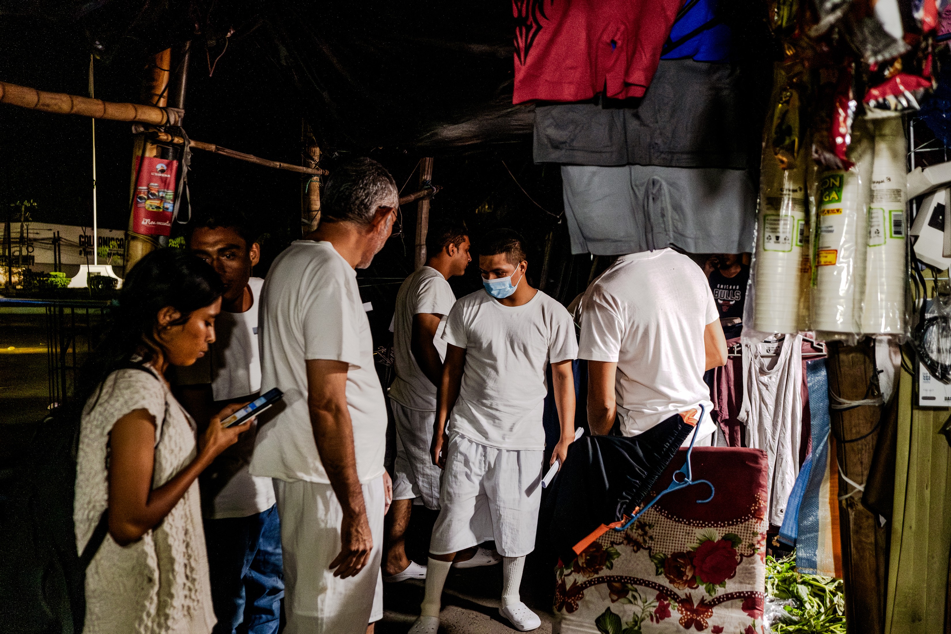 Em busca do irmão detido, mulher ajuda ex-presos em El Salvador