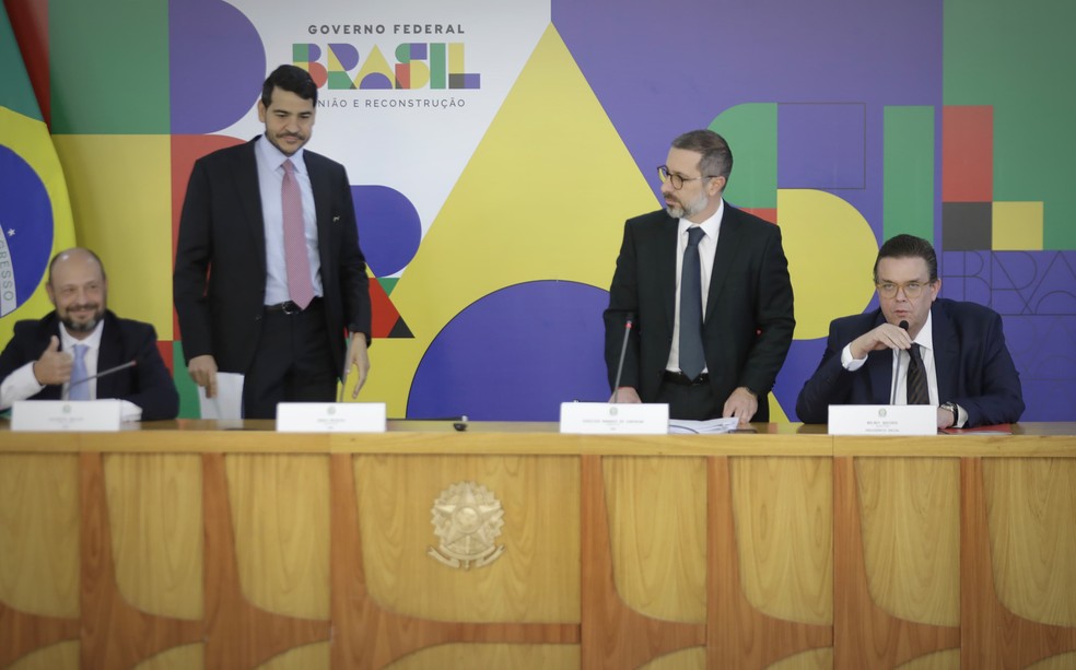 Participaram da coletiva ontem sobre a fraude do INSS, da esquerda para direita, o presidente do INSS, Gilberto Waller; o ministro da Advocacia-Geral da União (AGU), Jorge Messias; o ministro da Controladoria-Geral da União (CGU), Vinícius Carvalho e o ministro da Previdência Social, Wolney Queiroz. — Foto: Agência O Globo