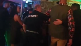 Com sinais de embriaguez, campeão mundial de boxe Tyson Fury é expulso de bar e desaba em rua dias após perder cinturão