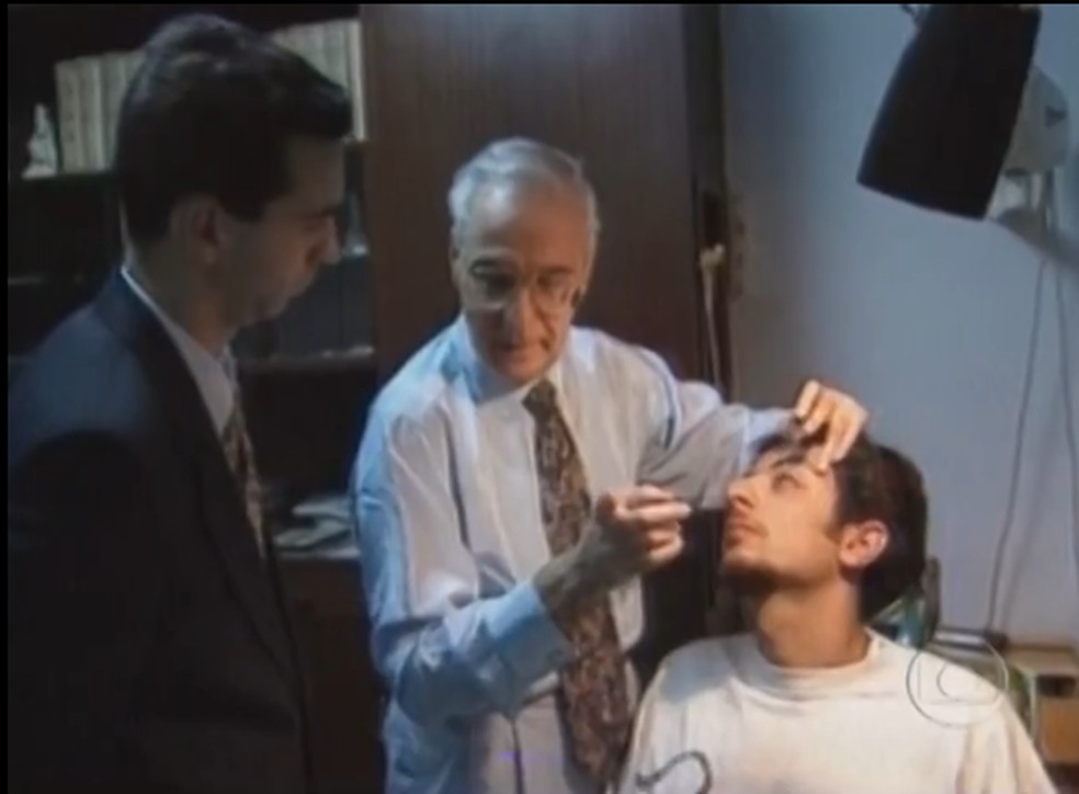 Tralli na matéria sobre a farsa da menina que chorava vidro — Foto: Reprodução