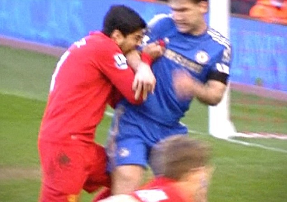Suárez mordeu adversário na Premier League em 2013 — Foto: Reprodução/internet