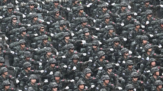 Coreia do Sul exibe força com primeiro desfile militar em uma década; veja fotos