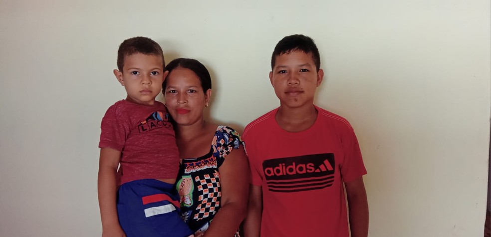 Jaqueline Sabino da Silva, de Mâncio Lima (AC), percorre 12 horas de ônibus até Rio Branco a cada quatro meses para levar os filhos em consultas — Foto: Arquivo Pessoal
