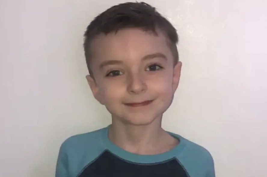 Nos EUA, mãe é condenada a 6 anos de prisão por matar filho adotivo de 10  anos