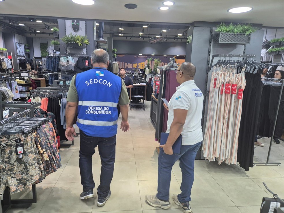 Lojas de roupas do Taquara Plaza também foram vistoriadas pelos agentes dos órgãos de Defesa do Consumidor — Foto: Divulgação