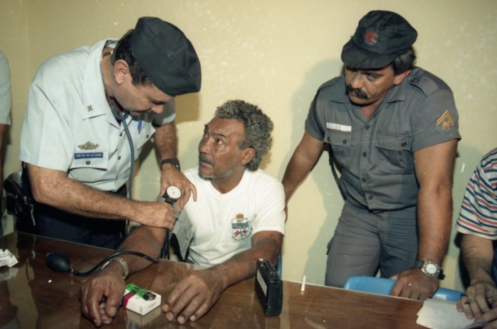Seu Edevair examinado depois de ser libertado pela PM — Foto: Marcos Andre Pinto