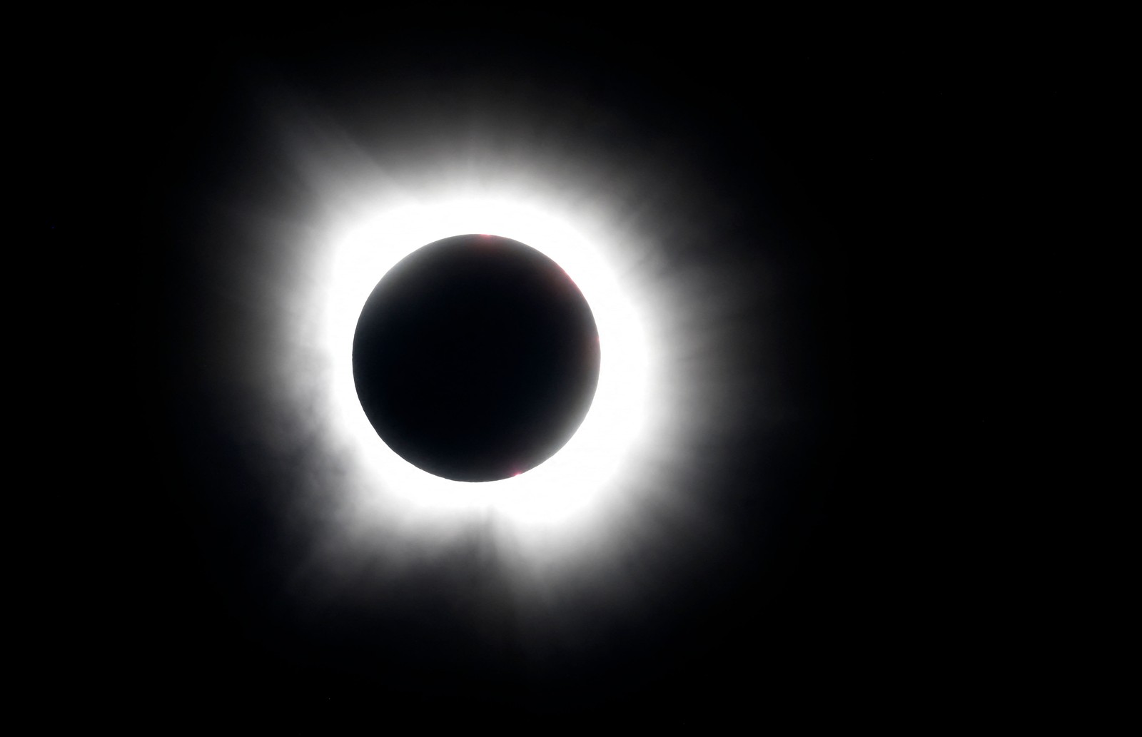 Momento em que a lua eclipsa texase o sol Visto de fort fort Dexas. - Foto: Ron Jenkins/Getty Images/AFP