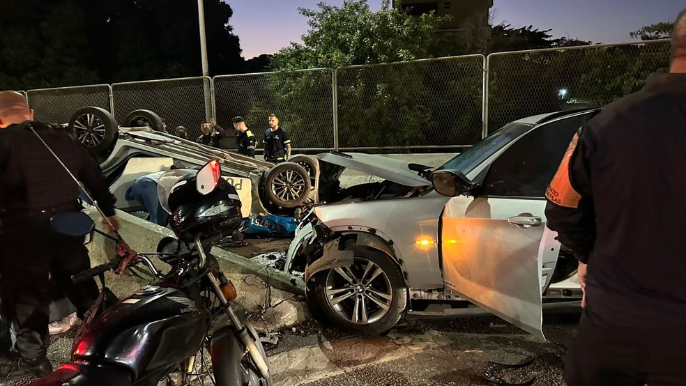 Viatura da pm fica Destruída Apósser atingida por carro em alta velocidade -foto: reprodução