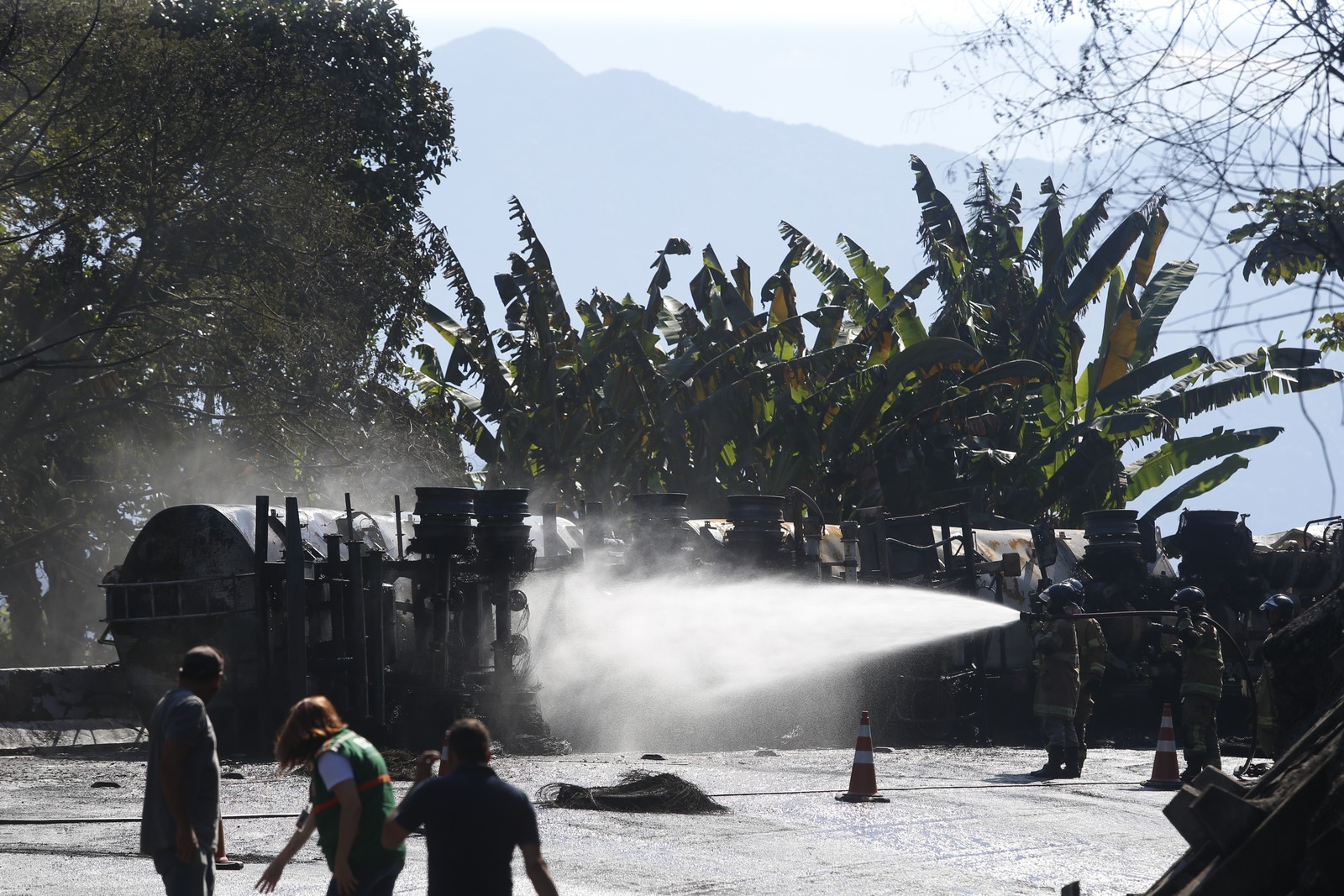  Bombeiros estão no local fazendo o resfriamento da carreta para evitar novas explosões, já que o segundo tanque do caminhão modelo bitrem ainda está com combustível. — Foto: Fabiano Rocha / Agência O Globo