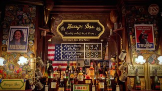 Votos registrados para a democrata Kamala Harris e para o republicano Donald Trump na votação do Harry's Bar — Foto: Kiran RIDLEY / AFP