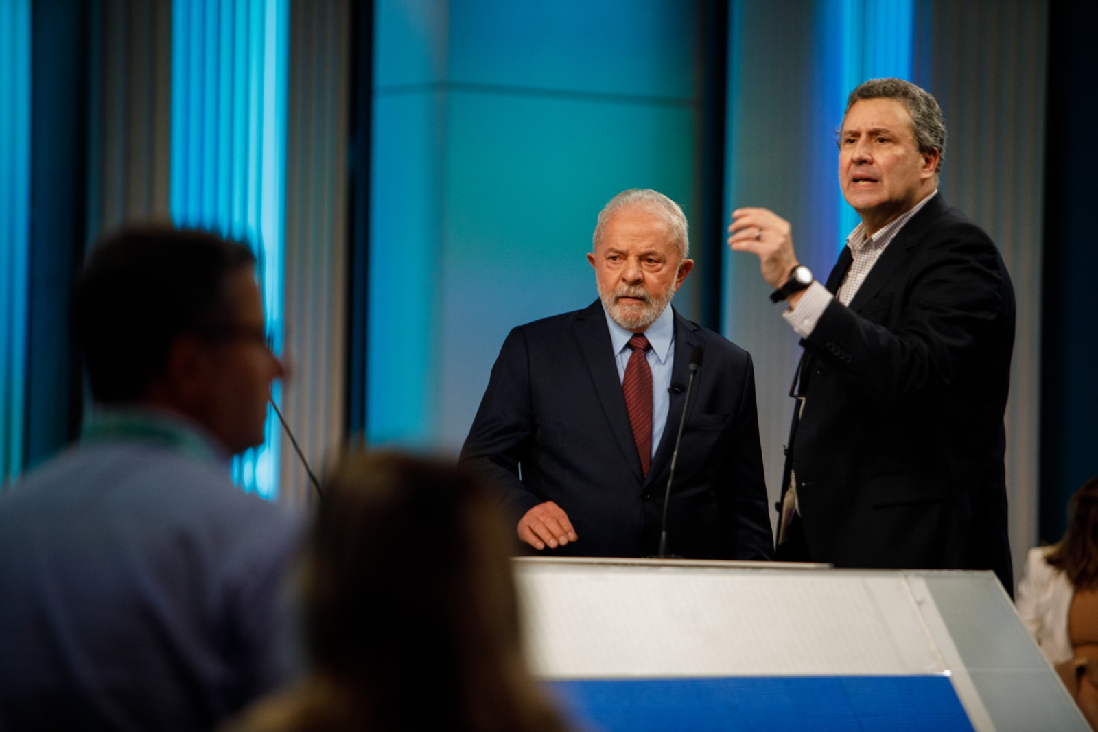 O ex-presidente Lula conversa com assessor — Foto: Brenno Carvalho