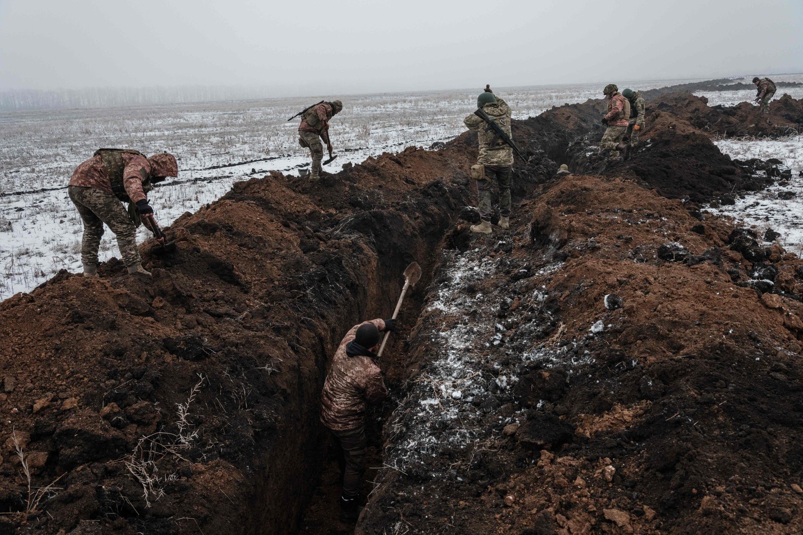 Militares ucranianos cavando uma trincheira perto da cidade de Bakhmut, palco de uma das batalhas até o momento mais sangrentas da guerra — Foto: Yasuyoshi Chiba/AFP/01-02-2023