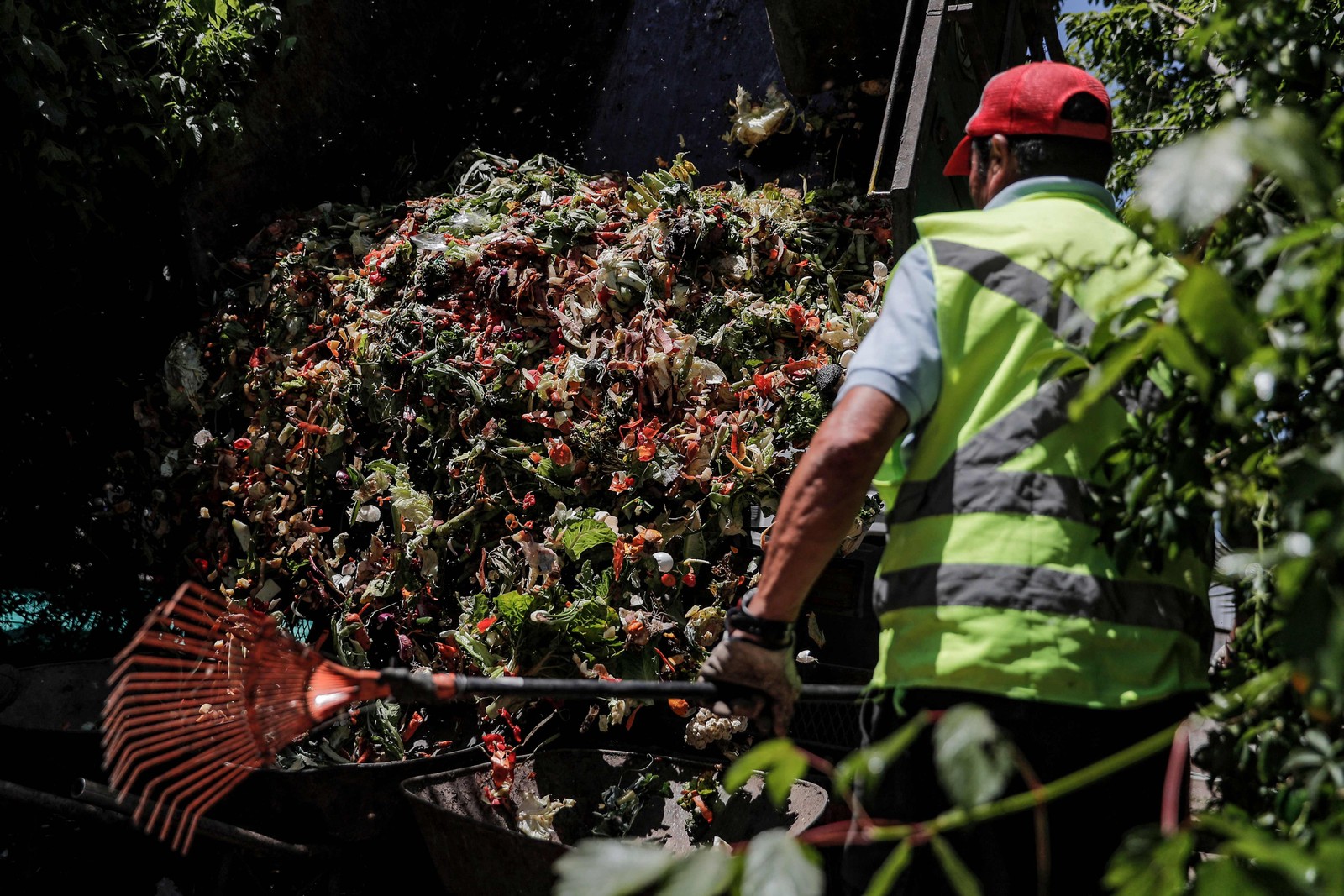 Graças a este projeto, La Pintana recicla cerca de 20 toneladas por dia e economiza cerca de 100 mil dólares por ano — Foto: JAVIER TORRES / AFP