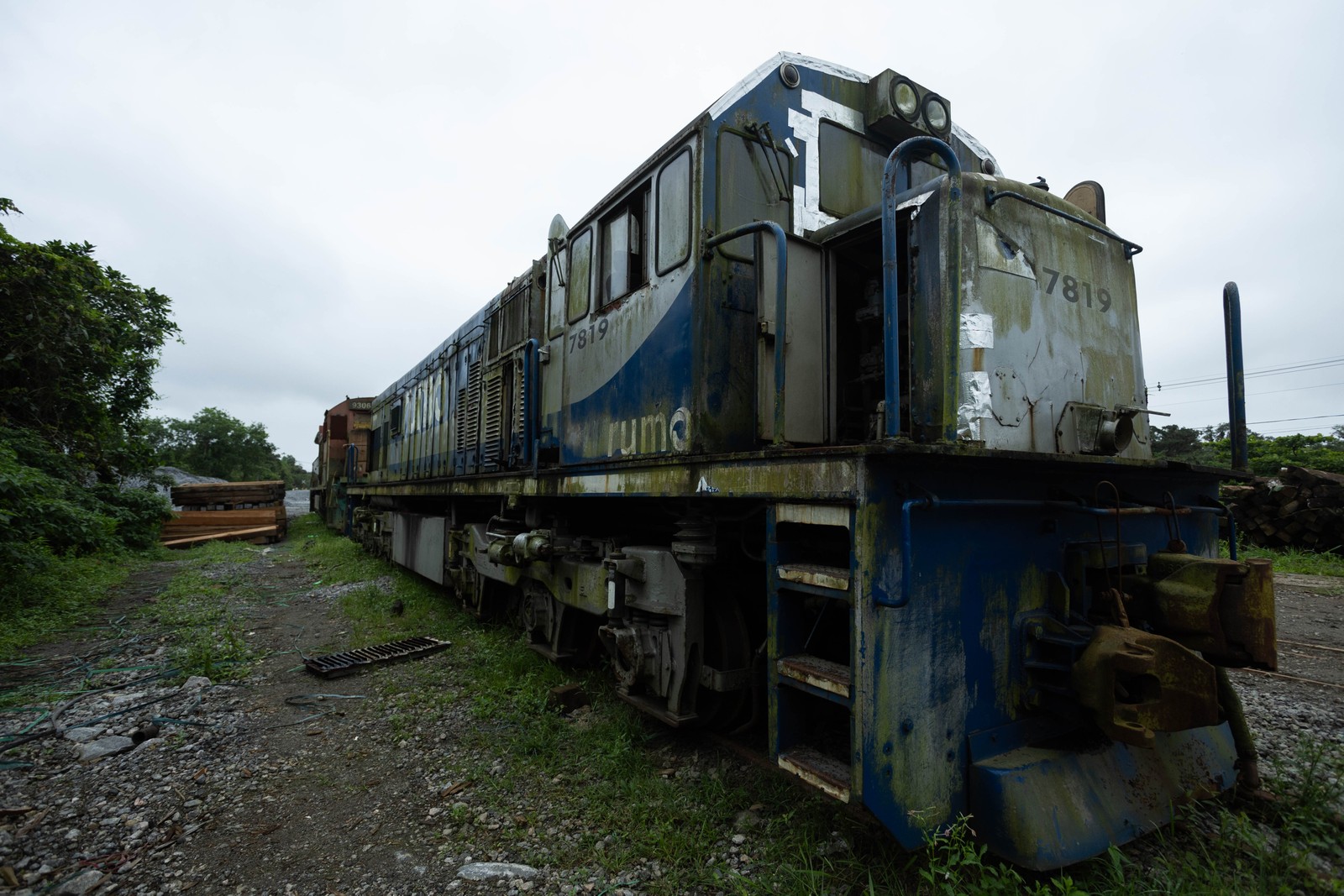 Locomotiva abandonada no Pátio Ferroviário Paratinga, em São Vicente — Foto: Maria Isabel Oliveira