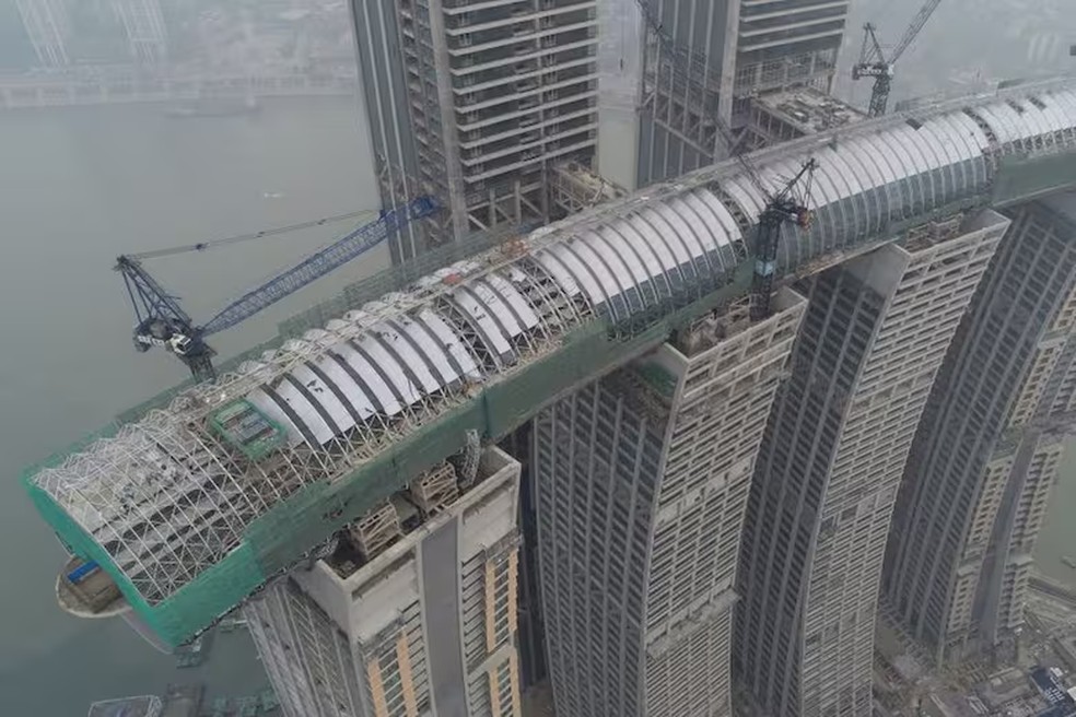 Localizada na cidade de Chongqing, a estrutura de vidro e aço de 300 metros é conhecida como The Crystal e tem 260 metros de altura — Foto: La Nacion