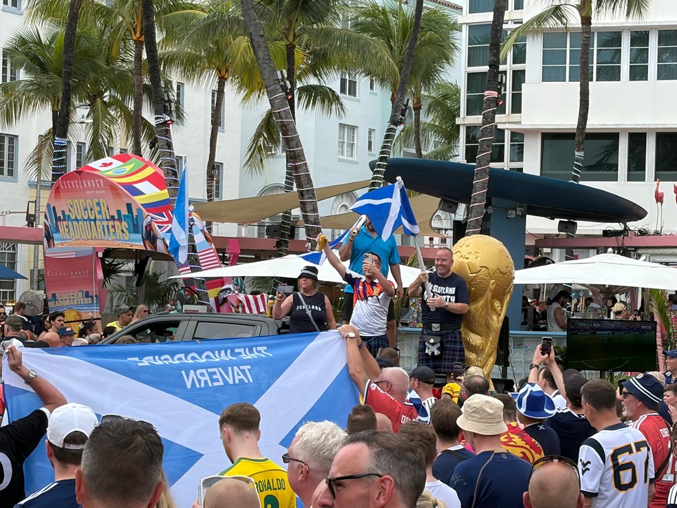 Escoceses fazem a festa em Miami Beach antes de Brasil x Escócia — Foto: Rafael Oliveira