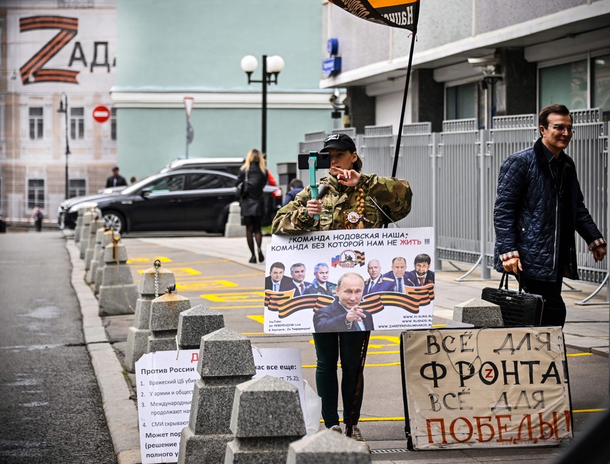 Ativista solitária faz ato de apoio ao presidente Vladimir Putin, em Moscou