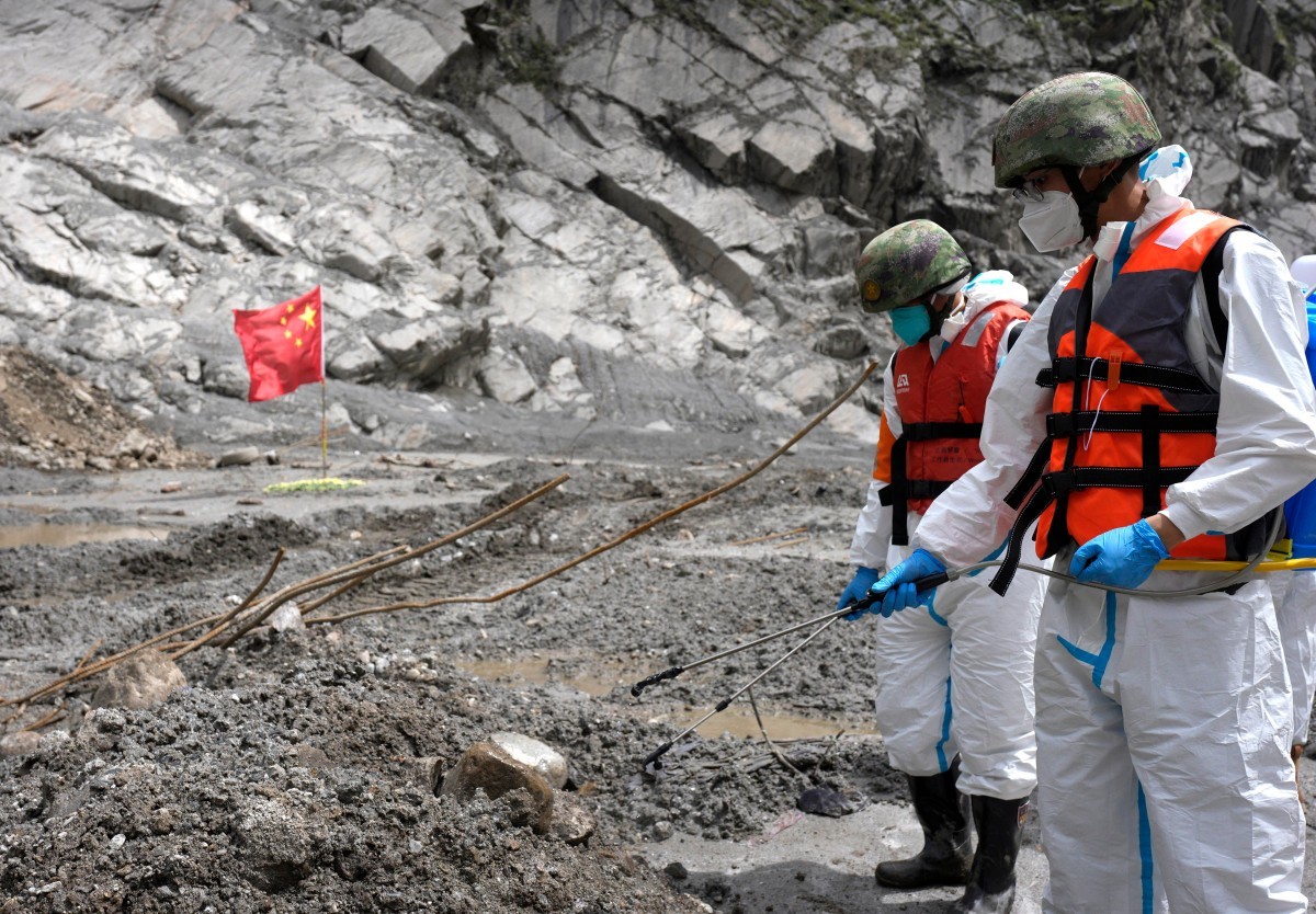 Equipes dizem ter ouvido vozes e buscam por mais sobreviventes após resgate de dois trabalhadores vivos em túnel no Nepal - Foto