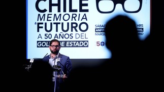  O presidente chileno Gabriel Boric participa de uma cerimônia comemorativa do 50º aniversário do golpe do general Pinochet no Chile, na Casa América em Madri - Foto Thomas COEX / AFP