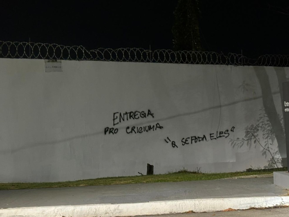 Muro do CT do Flamengo é pichado — Foto: Reprodução