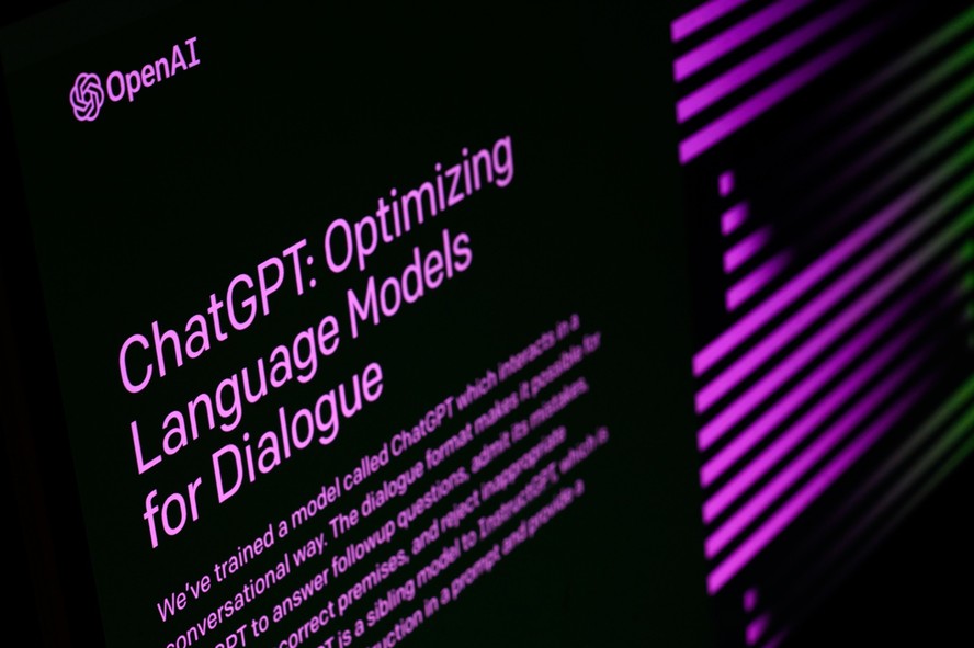 ChatGPT tem sido alvo de críticas e pedidos para que seu desenvolvimento seja interrompido