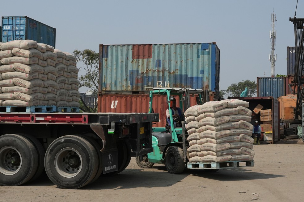 Um trabalhador opera uma empilhadeira para transportar sacos de cimento no porto de Sunda Kelapa, em Jacarta — Foto: Bloomberg