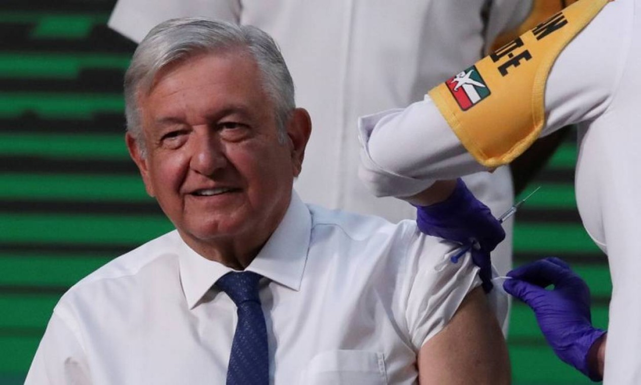 Presidente do México Andrés Manuel López Obrador é vacinado contra a Covid-19 no dia 20 de abril; a campanha de imunização mexicana é vista com bons olhos pela população — Foto: HENRY ROMERO / REUTERS