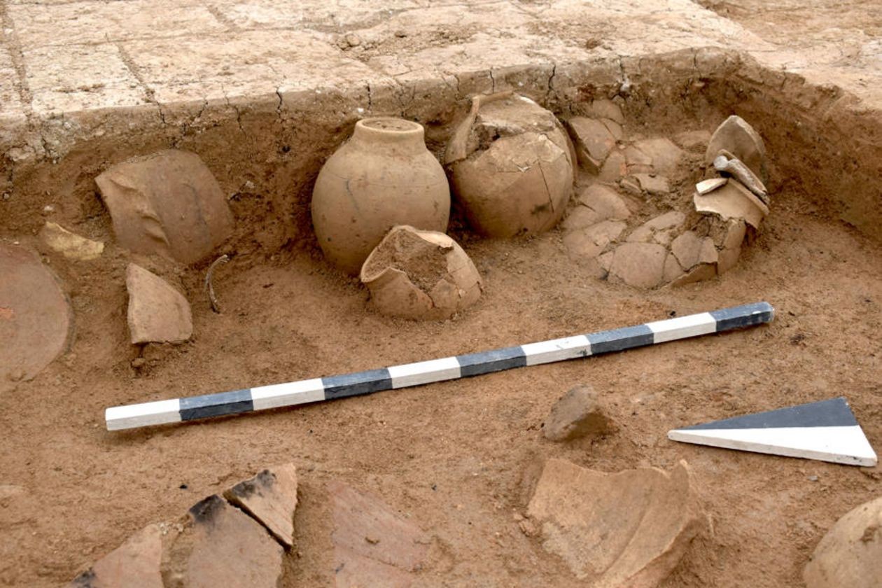 Foram encontrados cinco vasos de cerâmica, que preservavam mais de 100 tabuletas cuneiforme — Foto: Reprodução / Universidade de Tubinga