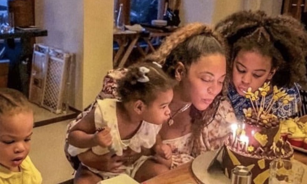 Tina Knowles, mãe de Beyoncé, compartilha foto rara da cantora com os