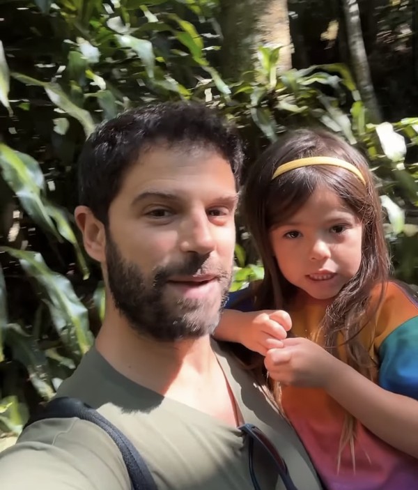 Separado de Sabrina Sato, Duda Nagle passa férias com a filha, Zoe, no Rio