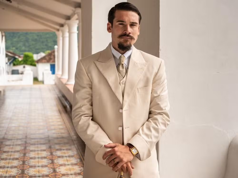 Nicolas Prattes é o bon-vivant Mirinho, filho do coronel Casemiro Bonafé (Cássio Gabus Mendes), que deseja aproveitar o dinheiro do pai — Foto: TV Globo/Estevam Avellar