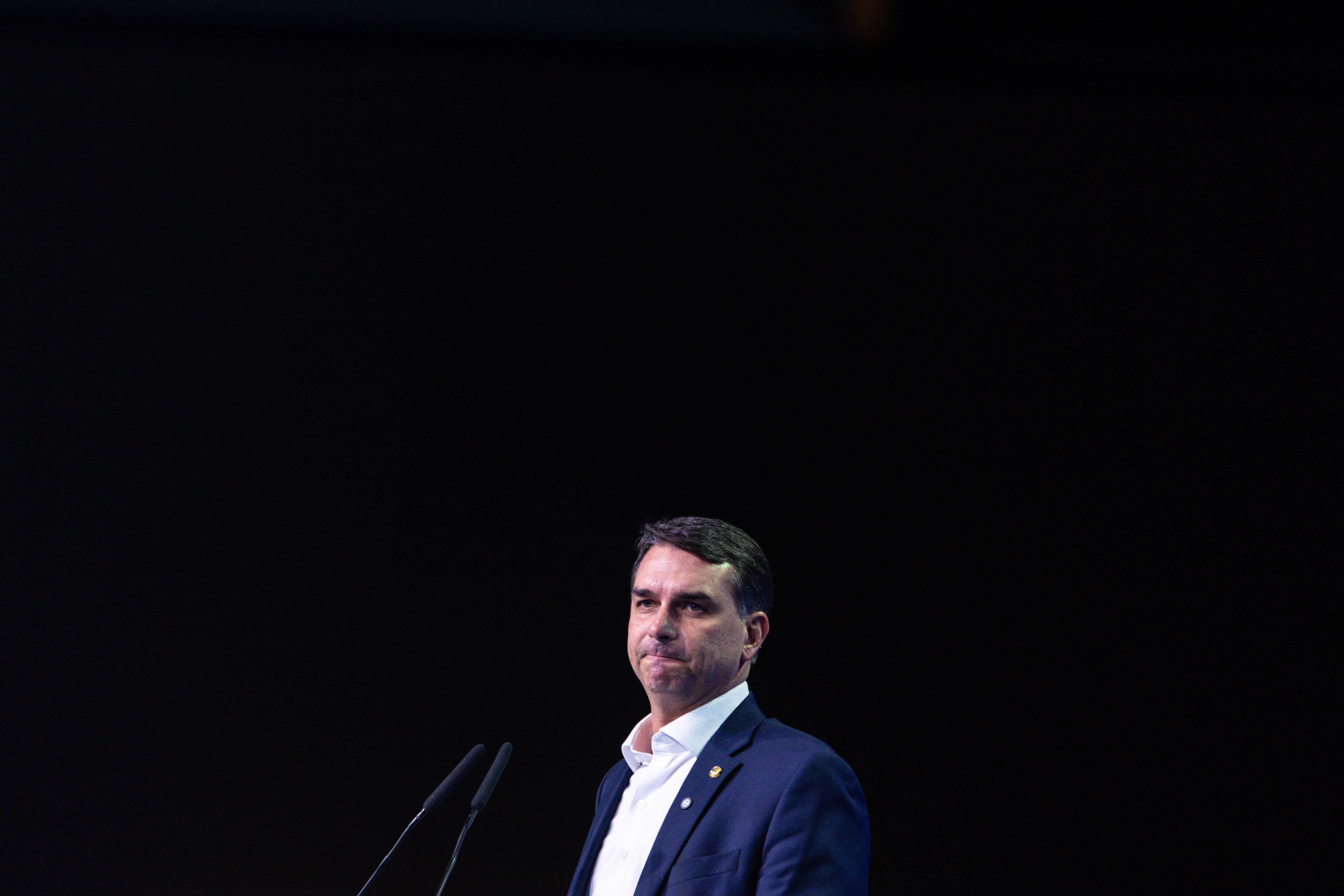 Cai o chefe de comunicação da campanha de Flávio; Fischer entra no time