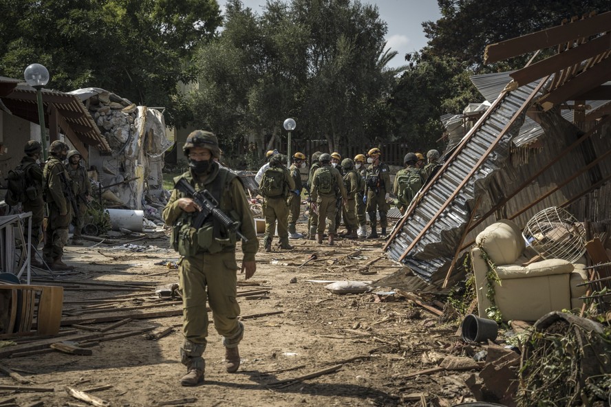 Forças israelenses cercam principal cidade do sul de Gaza