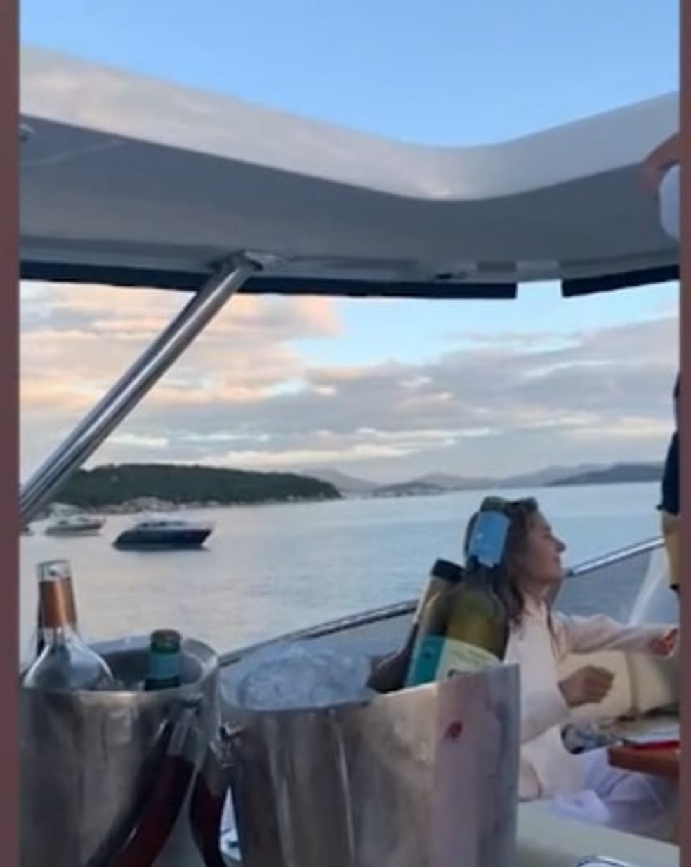 Vídeo em lancha mostra sheik das criptomoedas com Sasha e marido antes de  litígio