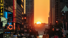 Pôr do sol que acontece poucas vezes por ano vira 'festa de verão' em Nova York