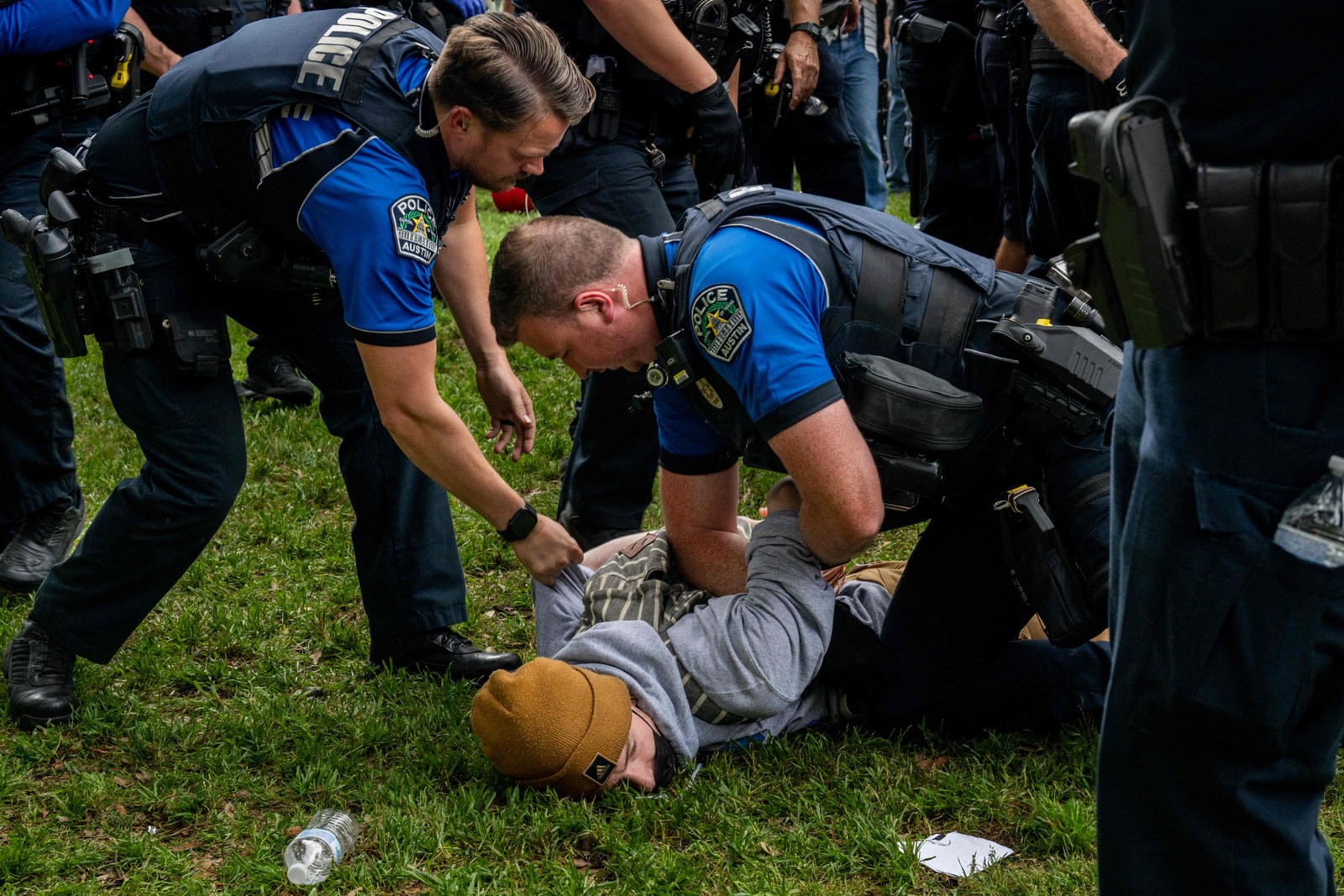 Um estudante é preso durante manifestação pró-palestina na Universidade do Texas, em Austin — Foto: Brandon Bell / GETTY IMAGES NORTH AMERICA / Getty Images via AFP