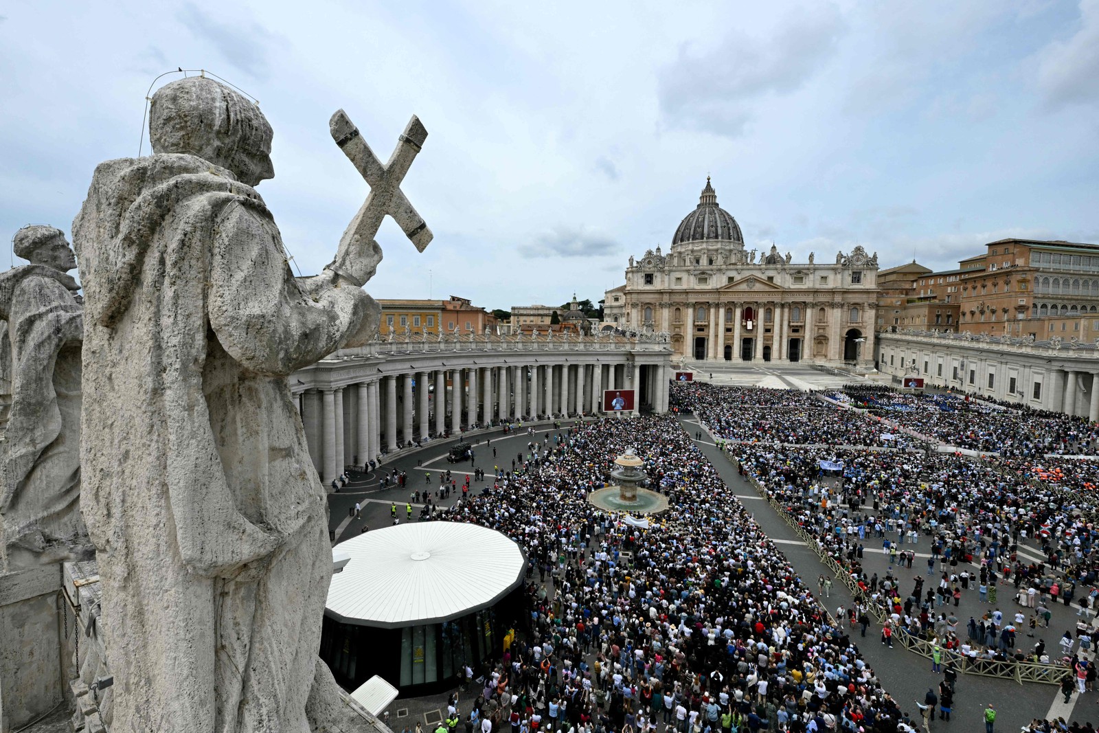 Pope Leo XIV leads Regina Caeli in prayer at the Vatican on May 11, 2025 — Photo: Alberto Pizzoli / AFP