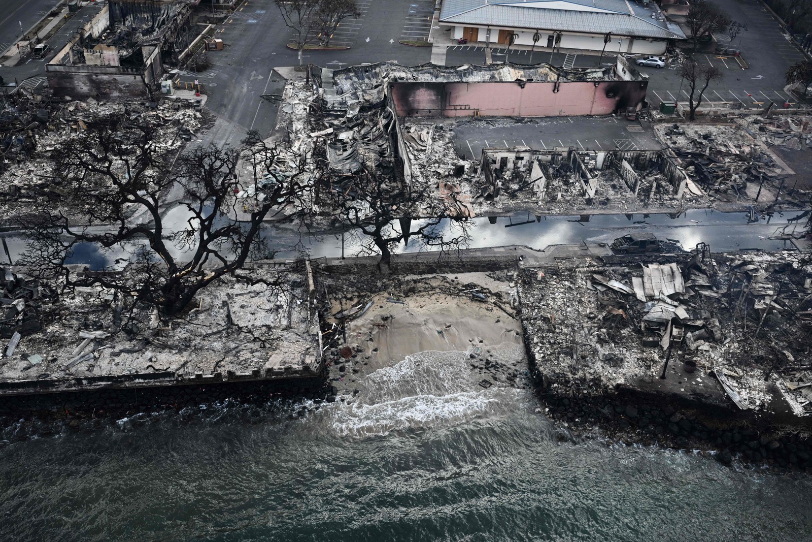 Imagem aérea mostra destruição após incêndio no Havaí — Foto: PATRICK T. FALLON