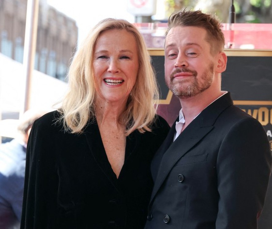 Macaulay Culkin ganha estrela na Calçada da Fama e reencontra a 'mãe' de 'Esqueceram de mim'