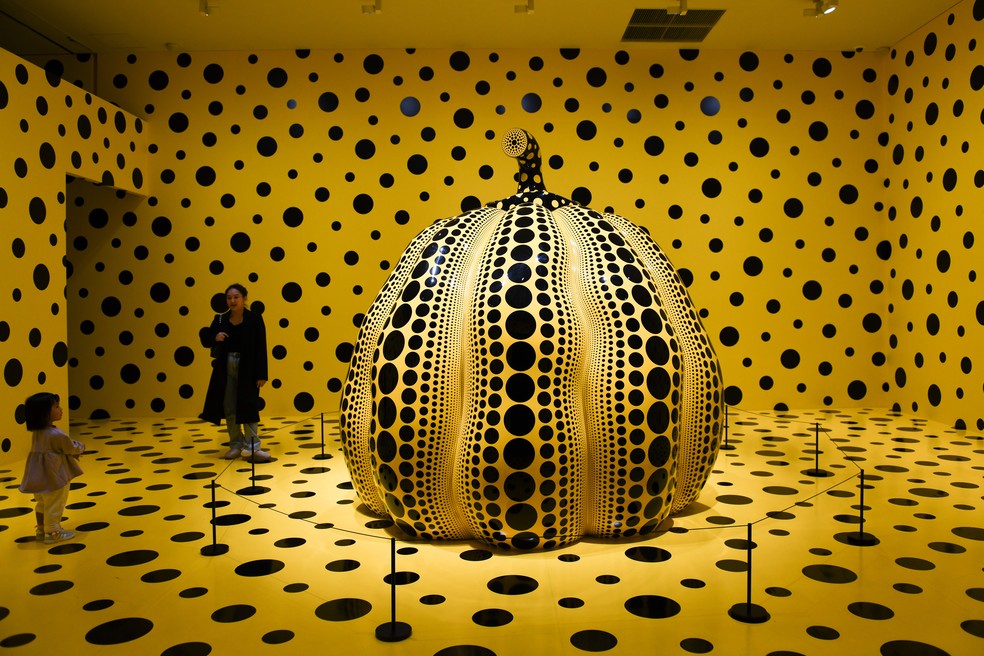 Uma instalação em forma de abóbora criada pela artista plástica japonesa Yayoi Kusama, um dos destaques do Museu de Artes da Cidade de Matsumoto — Foto: Noriko Hayashi/The New York Times