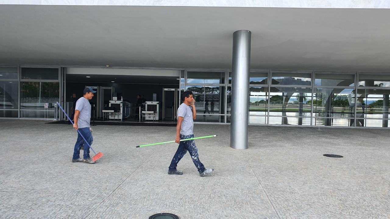 Funcionários trabalham no Palácio do Planalto — Foto: Infoglobo