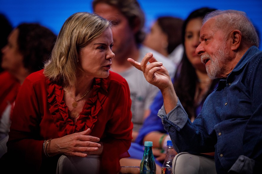 O presidente Luiz Inácio Lula da Silva e a ministra da Secretaria de Relações Institucionais, Gleisi Hoffmann