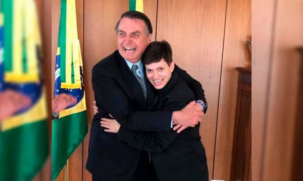 Karol Eller ao lado do ex-presidente Bolsonaro — Foto: Reprodução/ Instagram