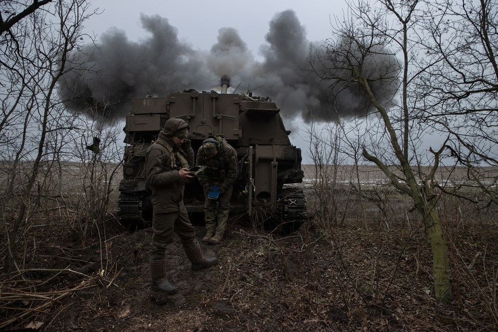 Integrante da 72ª Brigada do Exército da Ucrânia faz disparo de artilharia nos arredores de Vuhledar — Foto: Tyler Hicks/The New York Times