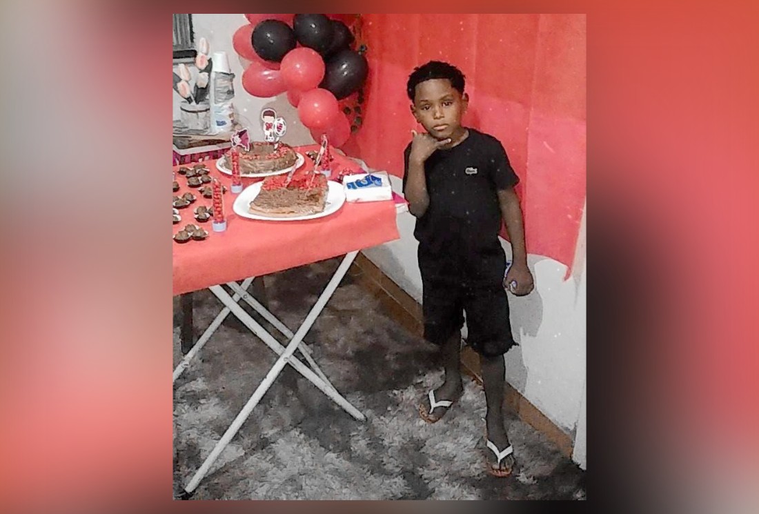 Meninos mortos ao dividir bombom envenenado se conheceram na creche e não se separavam, diz mãe de um deles